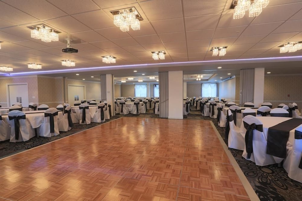 Days Inn by Wyndham Calumet Park - photo 13