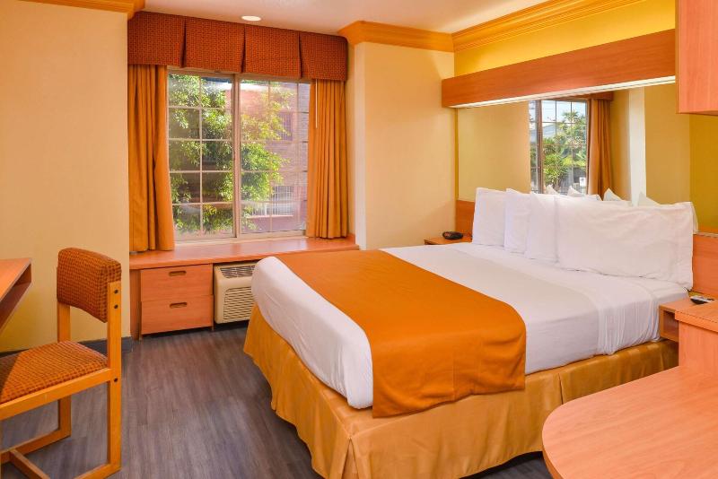 H3 Inn & Suites LAX Airport - photo 15