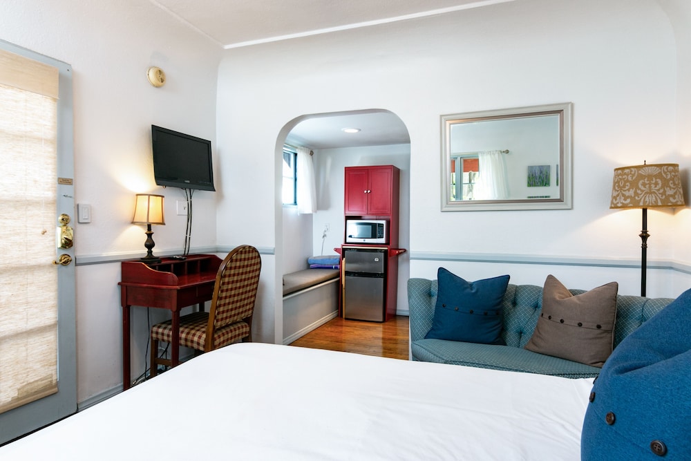 Sunny Hotel Room Corner Unit 1 Br Hotel Room in Santa Barbara, United States