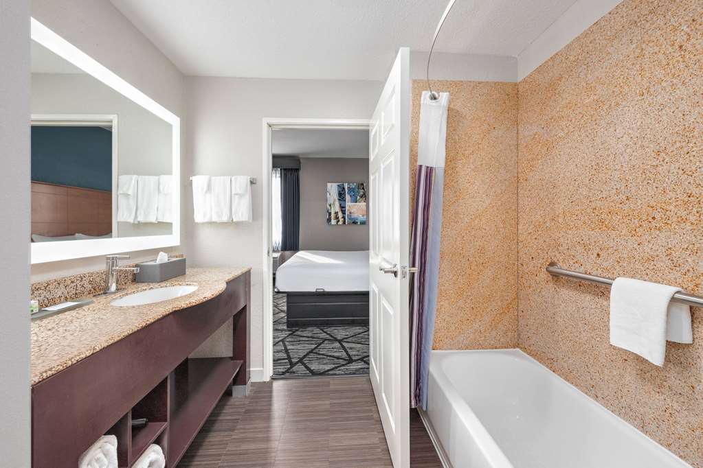 La Quinta Inn & Suites by Wyndham Alvarado - photo 35