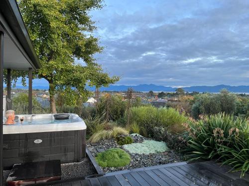 Views over Blenheim Blenheim Holiday Home — 4-Star Luxury Hotel in Blenheim, New Zealand