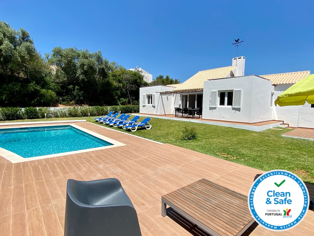 Galo Cip - carbon neutral hotel in Albufeira