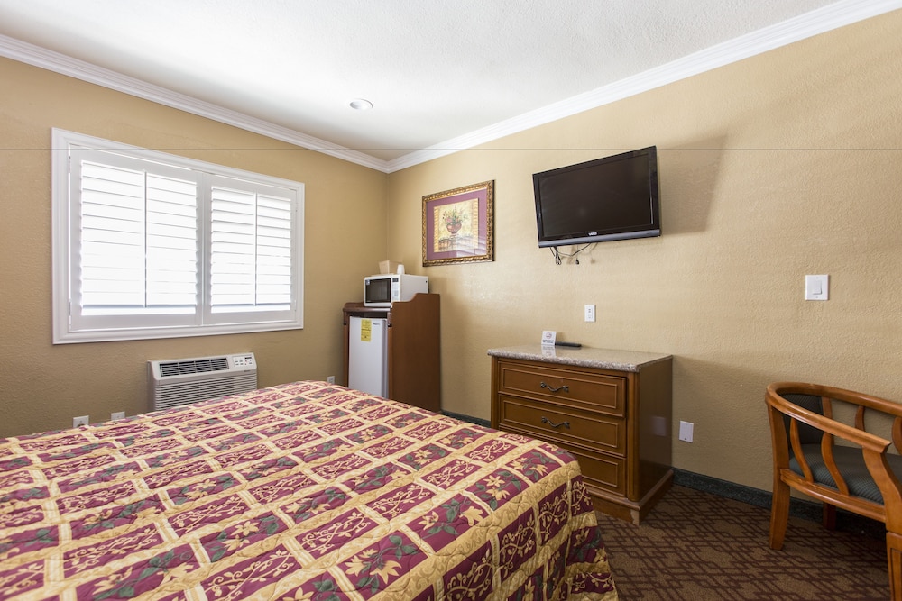 Beverly Inn - photo 41
