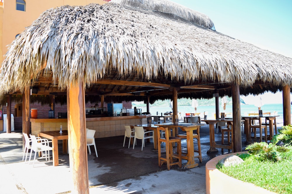 Poolside bar