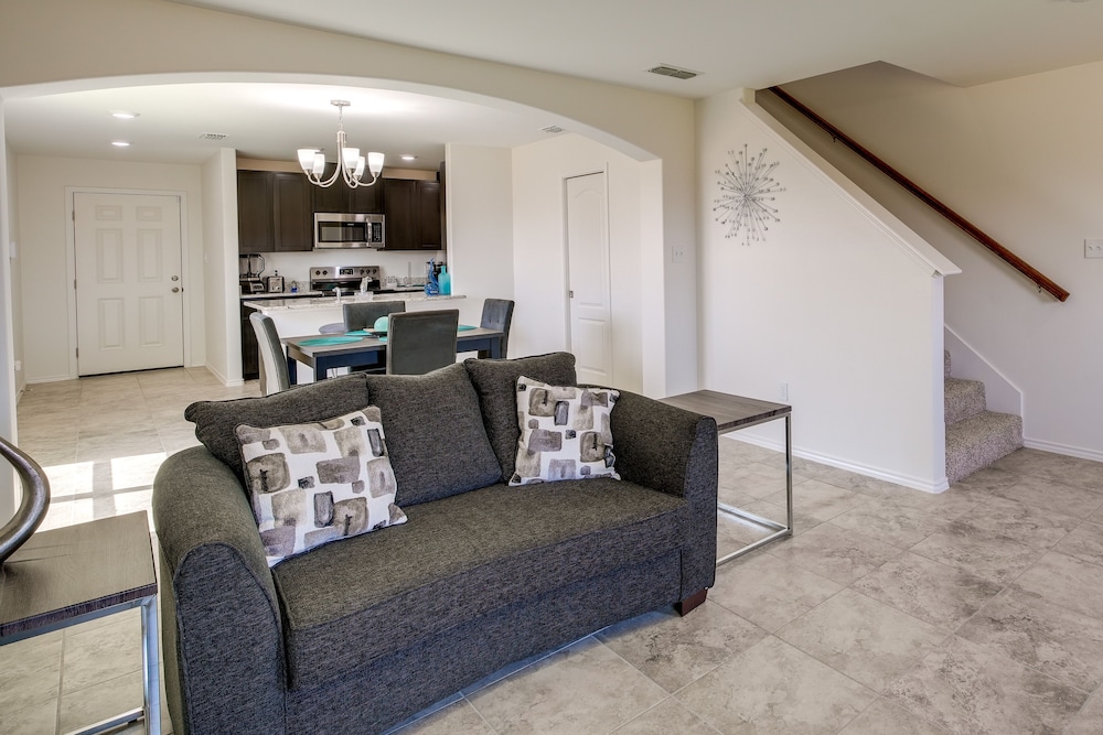 Luxurious Laredo Getaway Unwind in Style - photo 16
