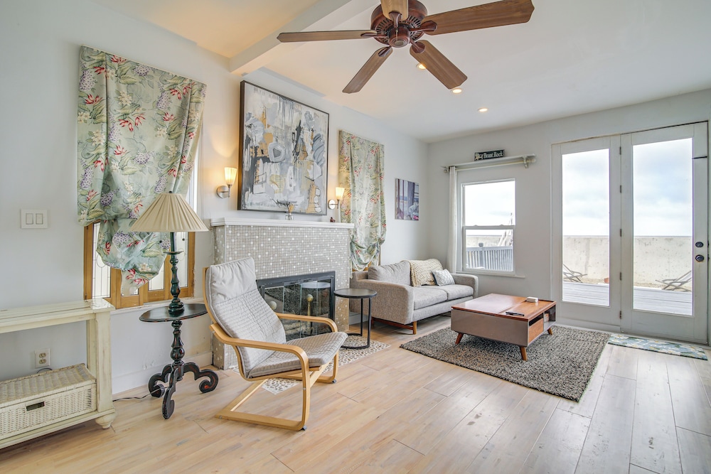 Oceanfront Marshfield Home on Brant Rock Beach — 4-Star Luxury Hotel in Marshfield, United States