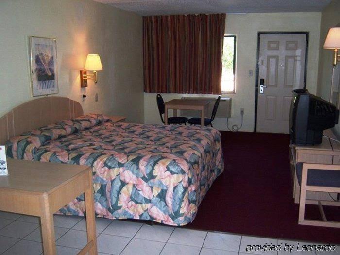 Clearwater Inn - photo 9