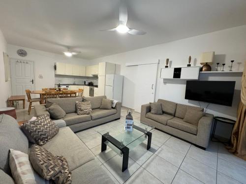 Cozy 2 bd ap near the sea