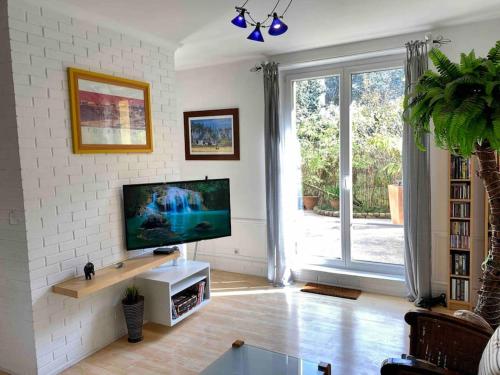 Calme Et Terrasse Arboree En Centre Ville in Boulogne-Sur-Mer, France