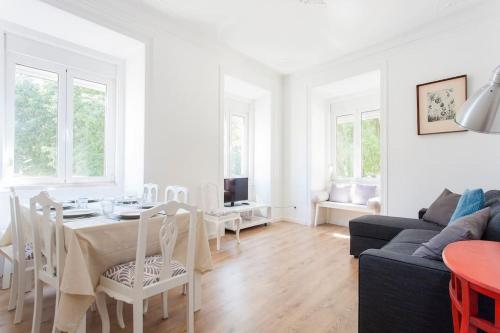 Near the River 3 Bedrooms Flat with AC for 9