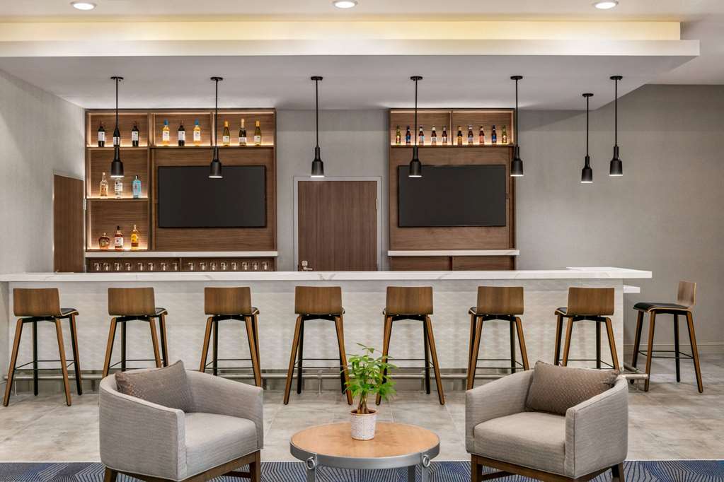 La Quinta Inn & Suites by Wyndham College Station North - photo 33