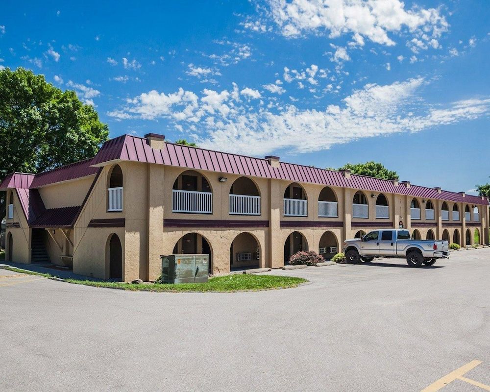 Econo Lodge Urbandale - photo 2