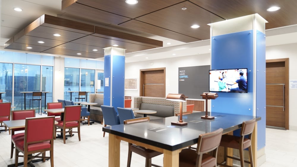 Holiday Inn Express & Suites Dallas Central Market Center by IHG - photo 4