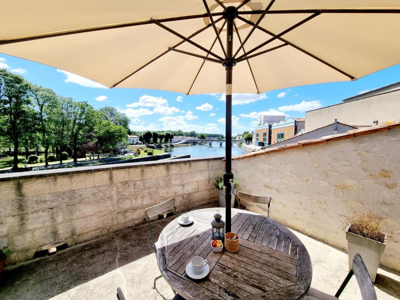 Quai 3 Loft Moderne Et Lumineux Les Pieds Dans L'eau — 4-Star Luxury Hotel in Jarnac, France