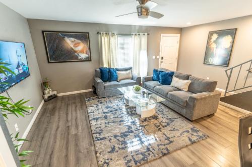 Spacious 2 Bedroom Townhouse with Pool & Private Patio in Central Las Vegas