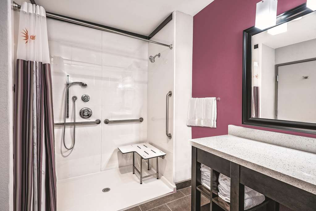 La Quinta Inn & Suites by Wyndham Dallas Grand Prairie North - photo 12