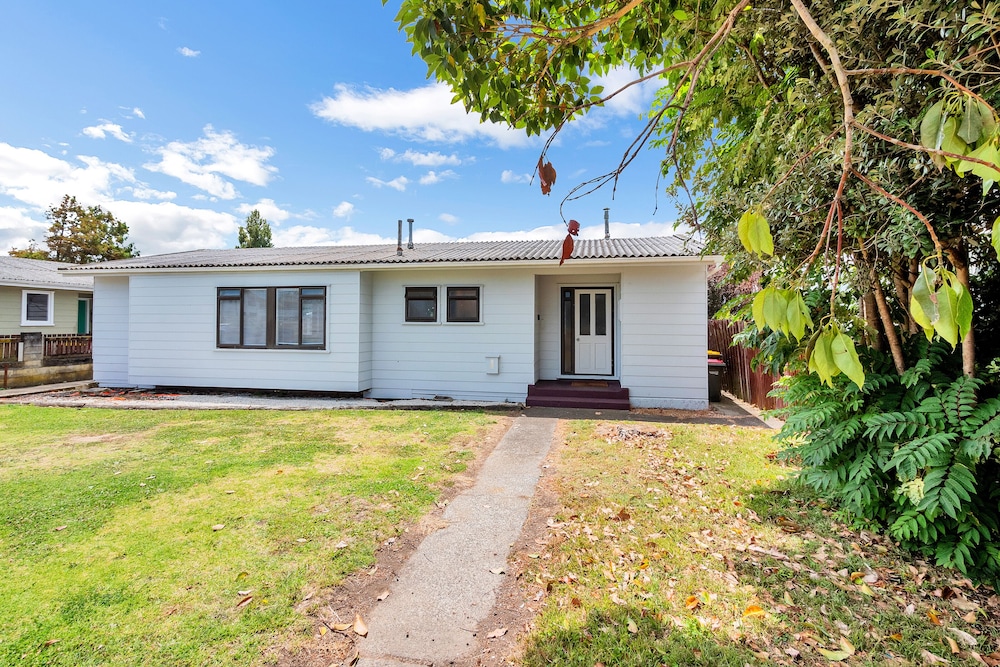 Ventura Delight Townhouse with Parking and Patio — 4-Star Luxury Hotel in Auckland, New Zealand