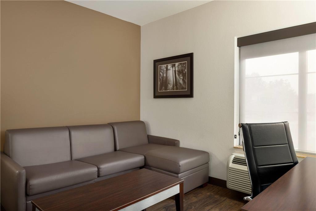 La Quinta Inn & Suites by Wyndham Memphis Wolfchase - photo 26