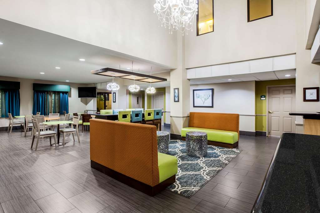 La Quinta Inn & Suites by Wyndham Pasadena - photo 7