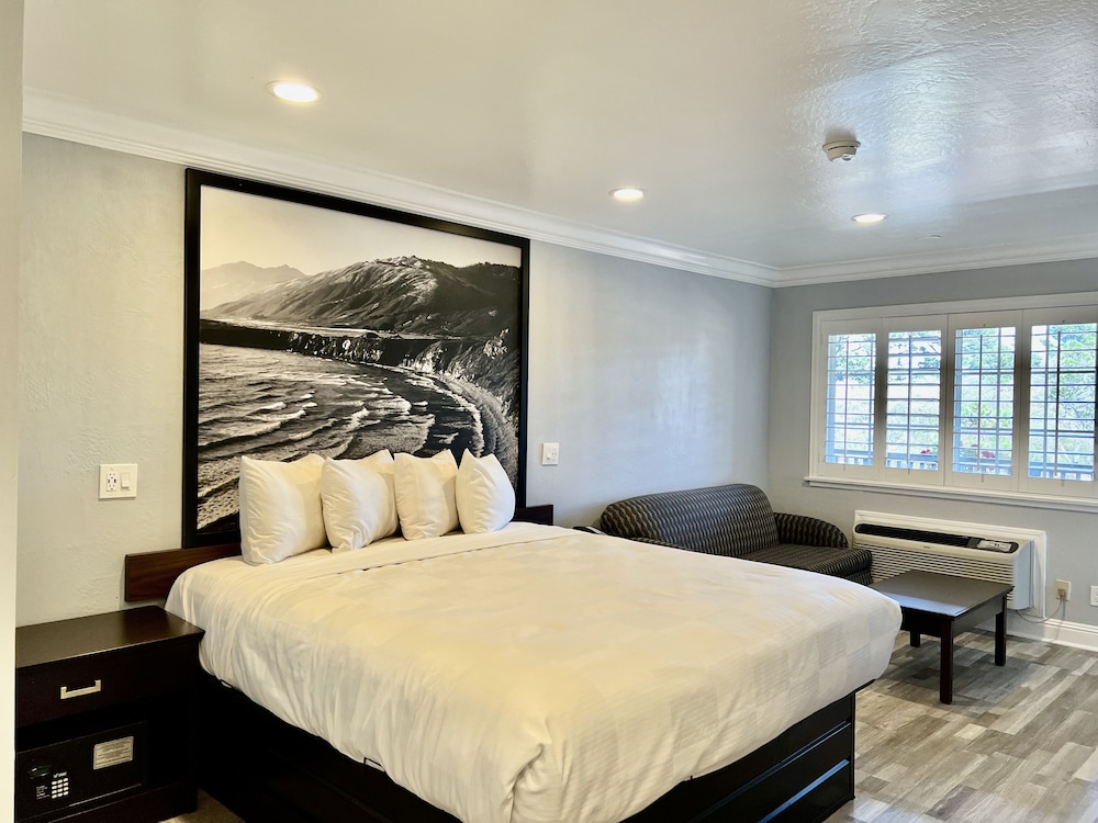 Aura Inn Monterey - photo 30