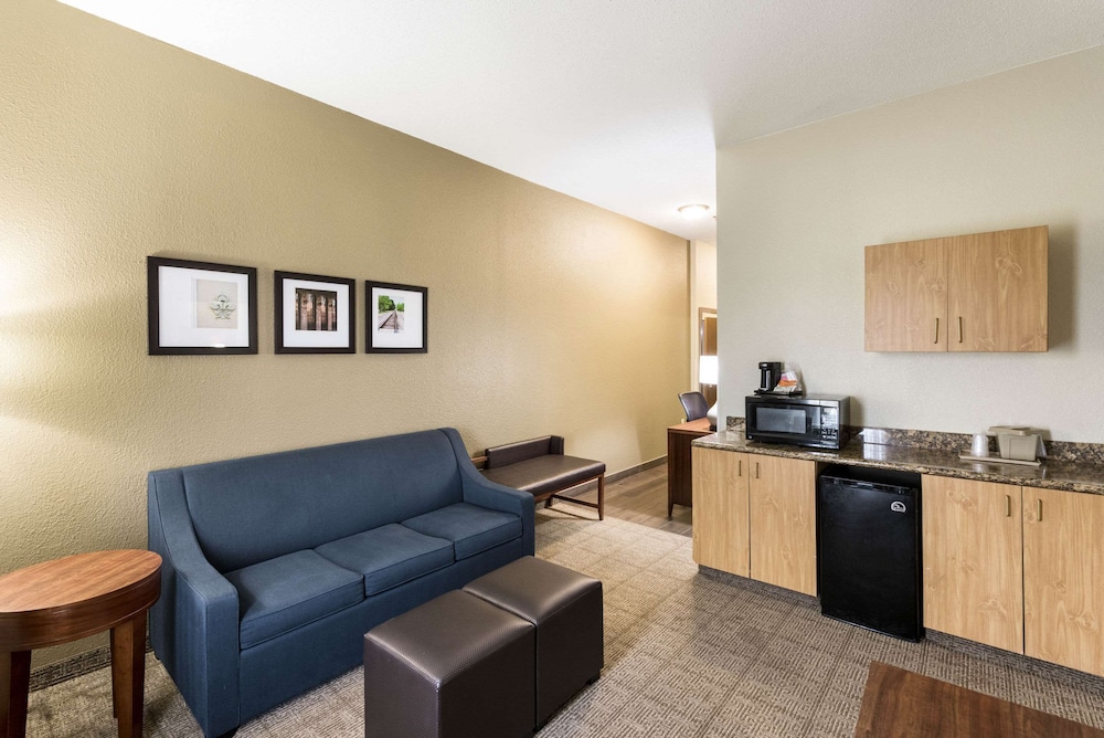 Comfort Suites Monroe - photo 36