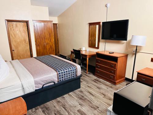 Regency Inn Hudson - photo 11