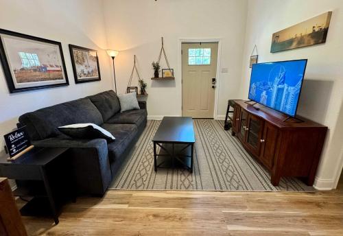 Texas Spindletop 3BR 2BA Home — 4-Star Luxury Hotel in Nederland, United States