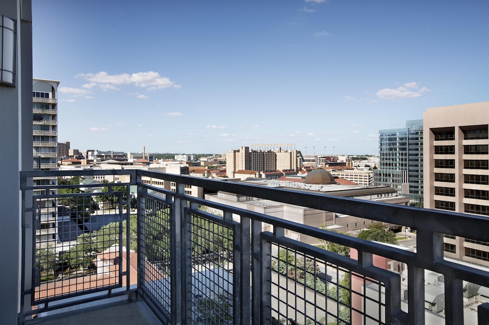 Hampton Inn & Suites Austin @ The University Capitol - photo 22