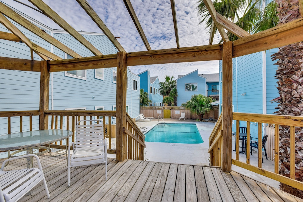 Padre Island Condo with Pool Access Walk to Beach — 4-Star Luxury Hotel in Corpus Christi, United States