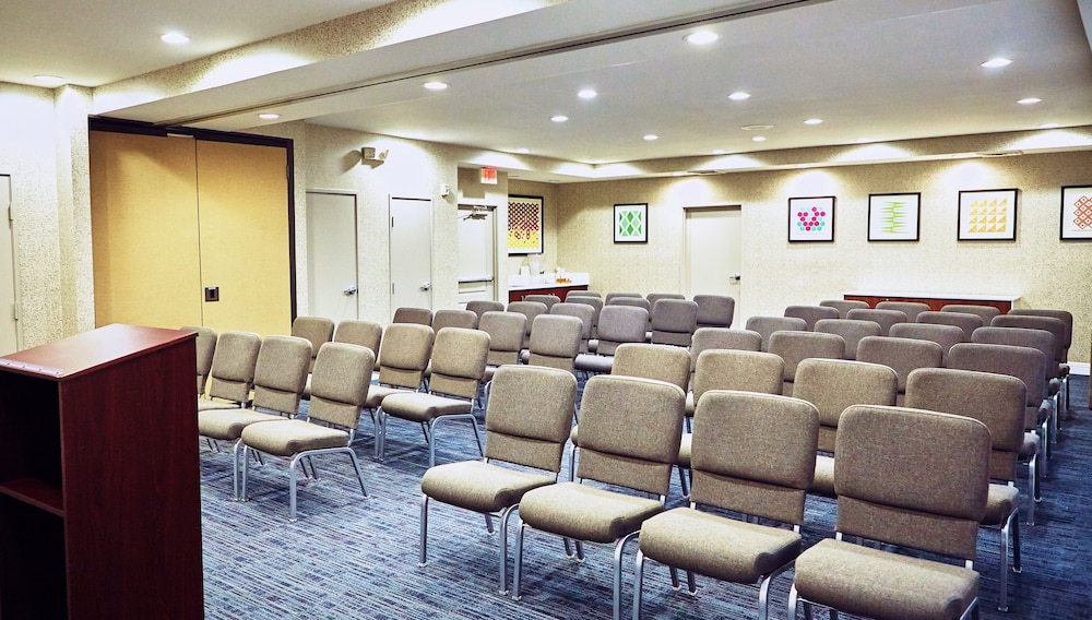 Holiday Inn Express & Suites Corona by IHG - photo 37