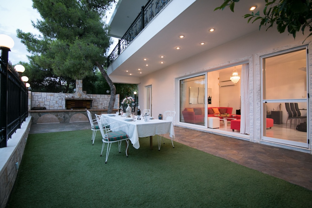 Aias summer house — 4-Star Luxury Hotel in Salamina, Greece