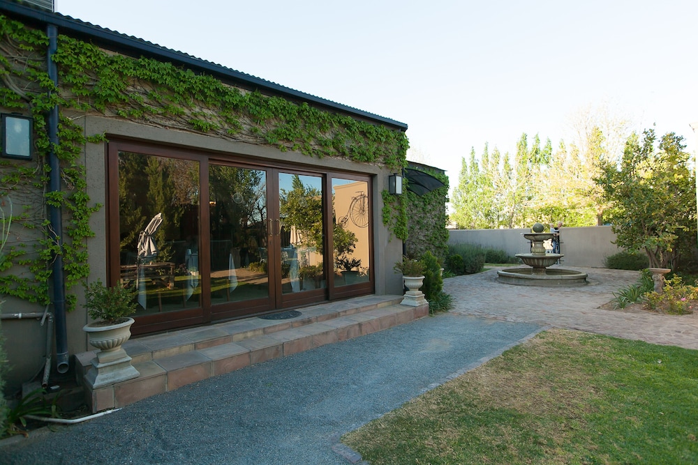 Old House Lodge — 4-Star Luxury Hotel in Beaufort West, South Africa
