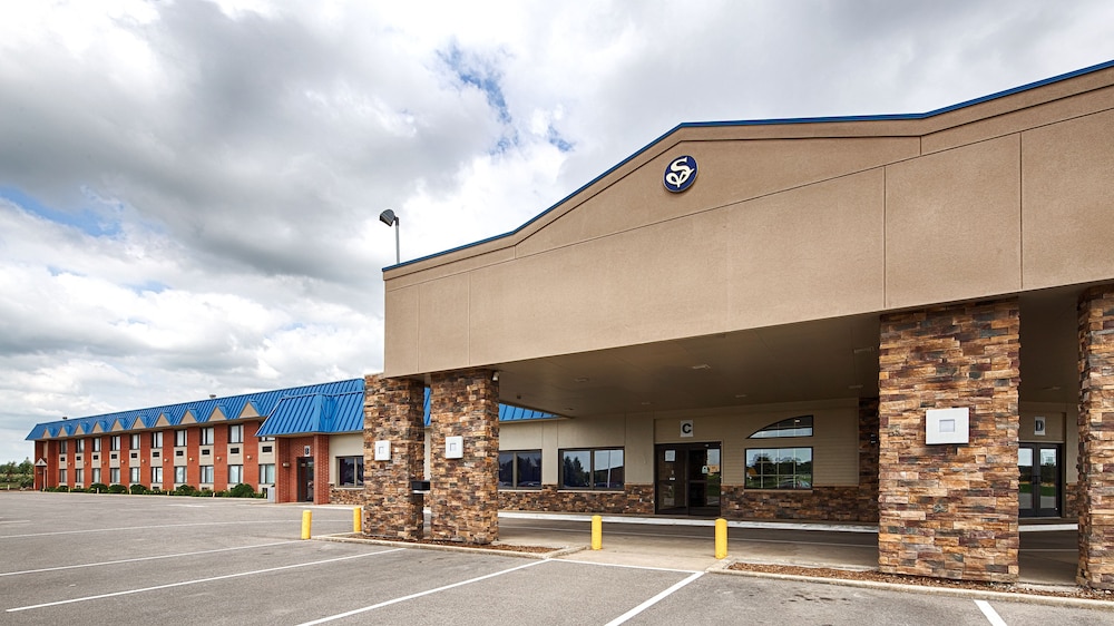 Crossroads Hotel and Event Center - photo 24