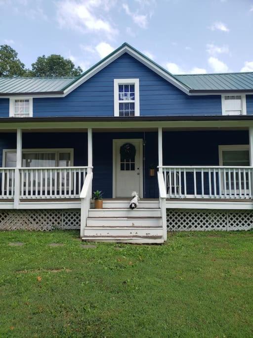 Red River Gorge Farmhouse 50 Acres — 4-Star Luxury Hotel in Stanton, United States
