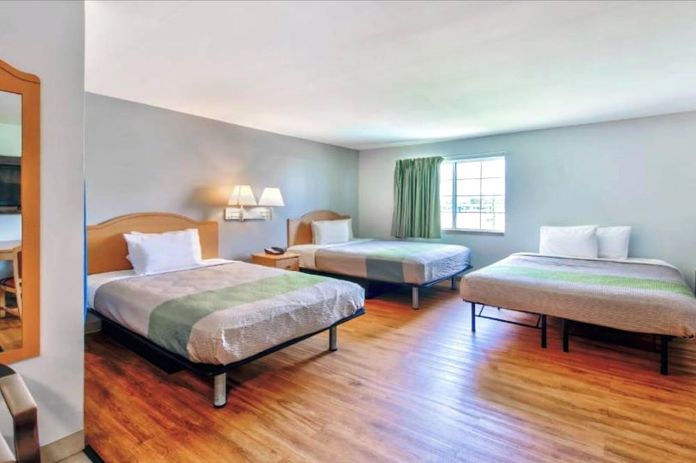 OYO Townhouse Sulphur LA Extended Stay - photo 7