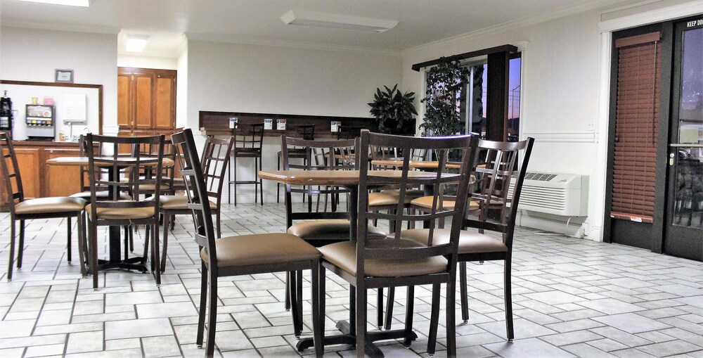 Econo Lodge Inn and Suites Central - photo 18
