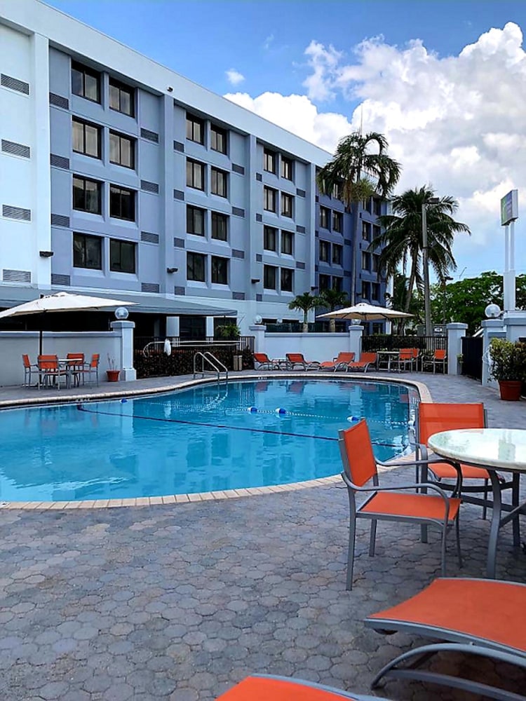 Holiday Inn Express & Suites Miami Hialeah by IHG - photo 27
