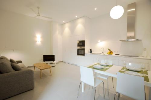 Casas de Sevilla Apartamento A Pie de Muralla Centro HistA3rico — 4-Star Luxury Hotel in Sevilla, Spain