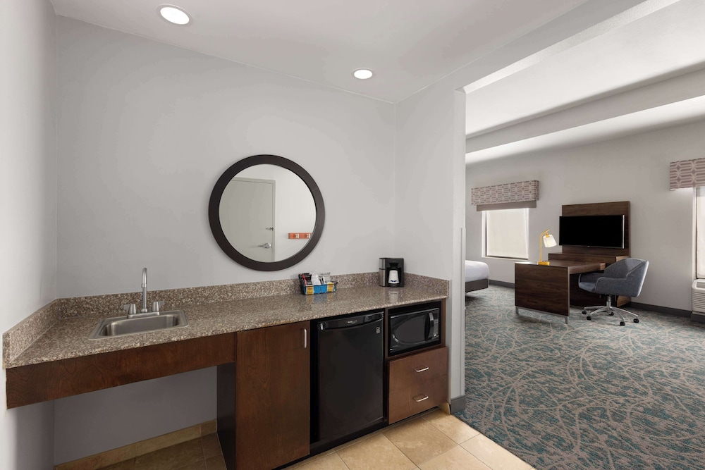 Hampton Inn & Suites Savannah Airport - photo 12