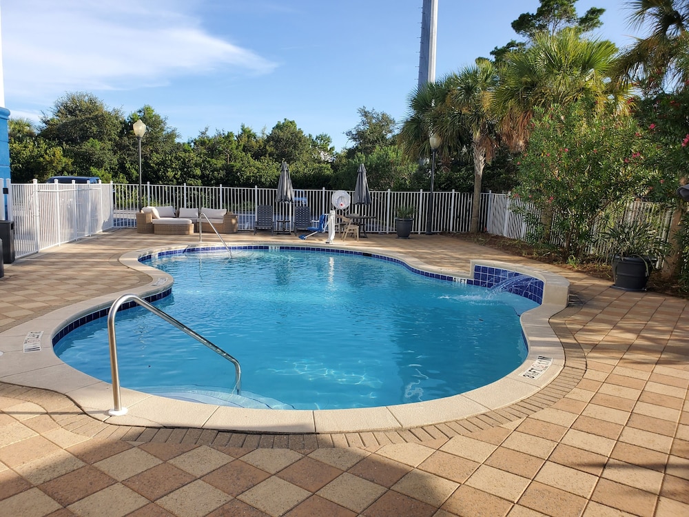 Holiday Inn Express and Suites Destin Miramar Beach by IHG - photo 36