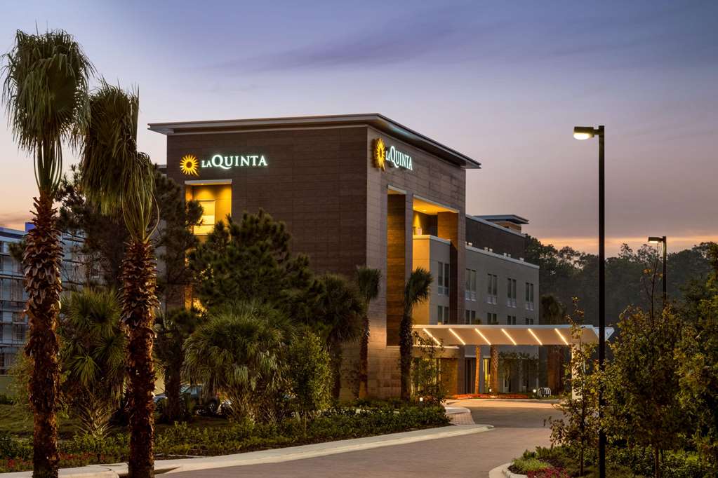 La Quinta Inn & Suites by Wyndham Orlando IDrive Theme Parks - featured photo