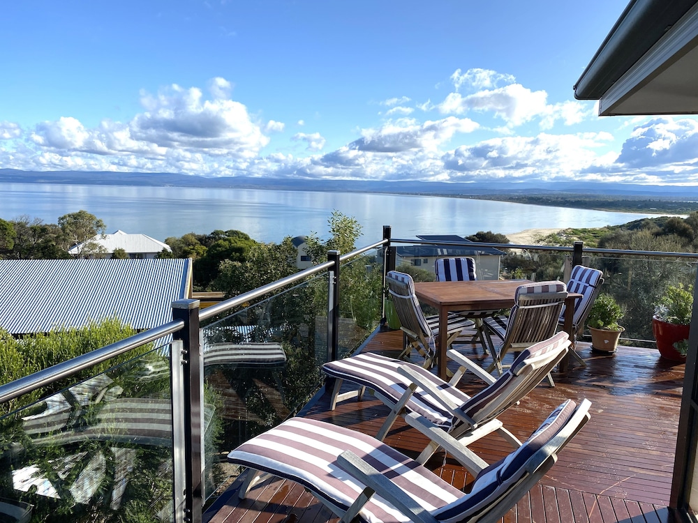 Aperture 3 bedrooms house with Stunning Views framing your Escape — 4-Star Luxury Hotel in Coles Bay, Australia