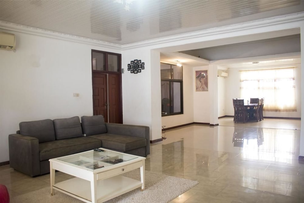 Sara's place - carbon neutral hotel in Tema