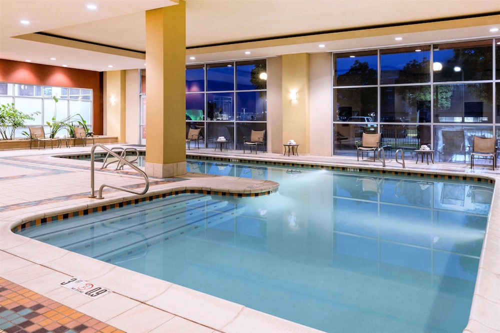 Embassy Suites by Hilton Albuquerque - photo 36