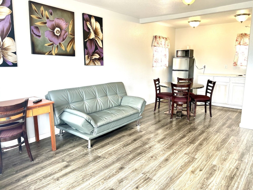 Royal Gateway Motel By OYO - photo 35