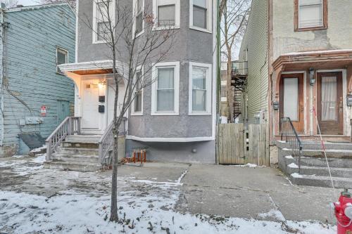Walk to Washington Park: Remote Work ready Apt