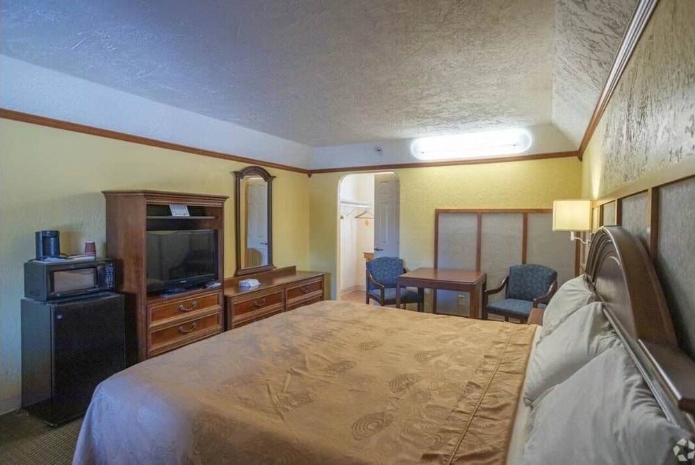 Econo Lodge - photo 4