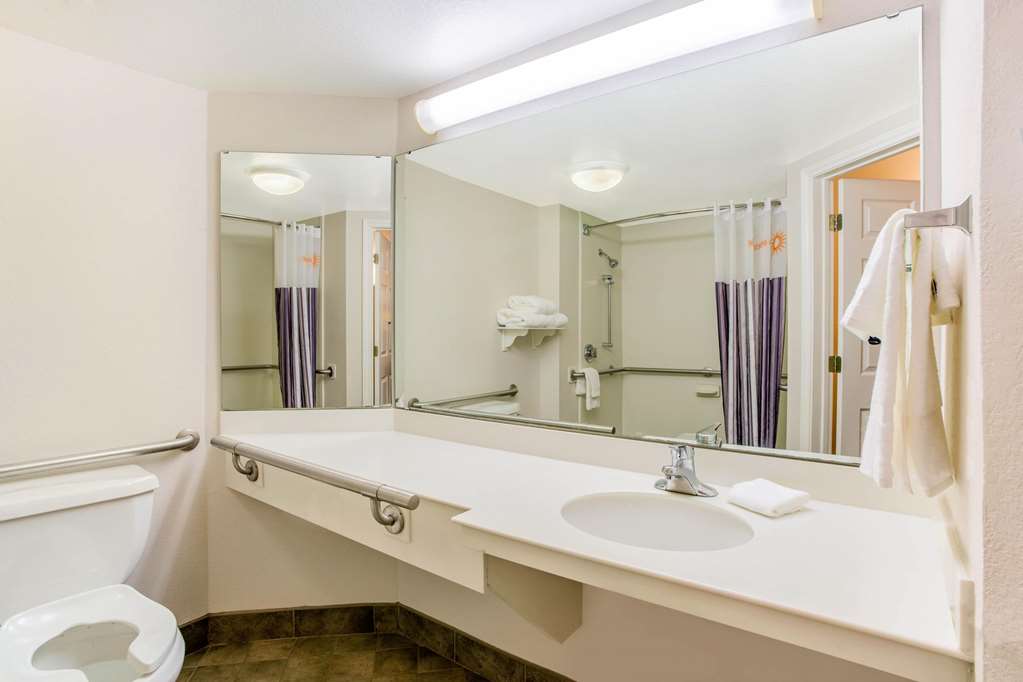 La Quinta Inn & Suites by Wyndham Raleigh Durham Intl AP - photo 19