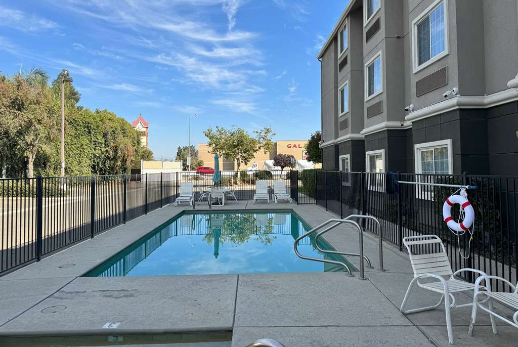 La Quinta Inn & Suites by Wyndham Tulare - photo 16