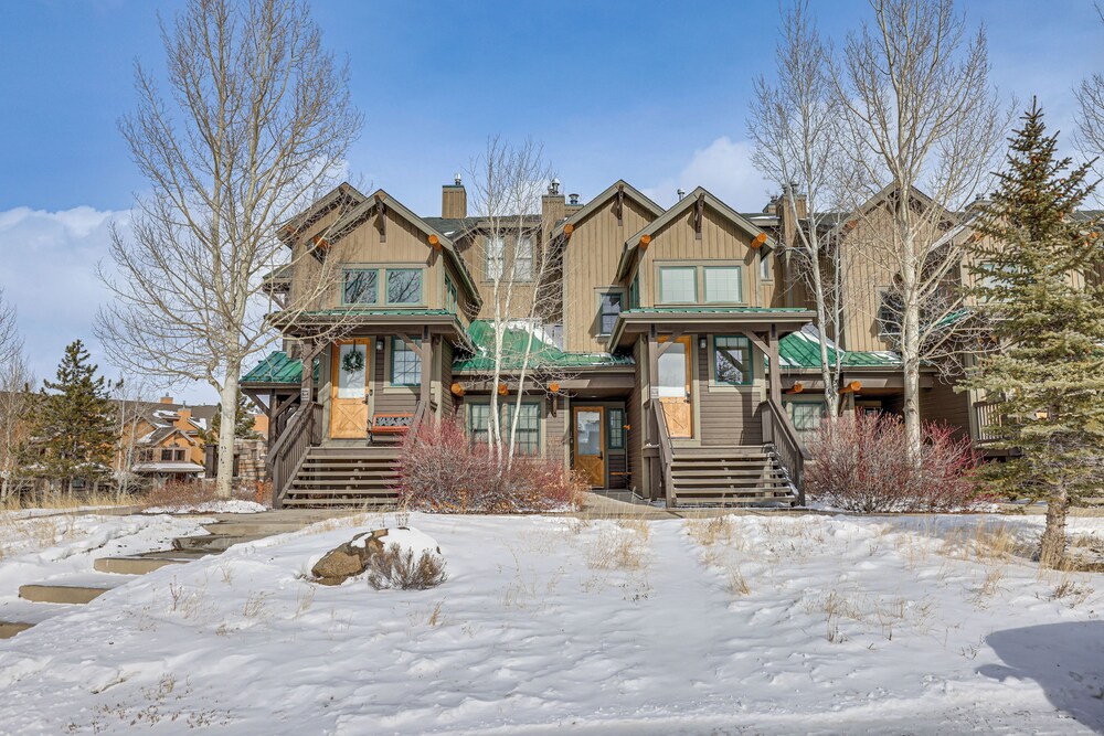 Ski in ski out Granby Ranch Condo w Pool Access — 4-Star Luxury Hotel in Granby, United States
